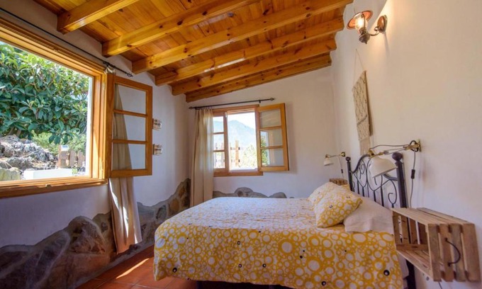 Los Realejos House | Rustic Retreat with Breathtaking Views and Pool Access