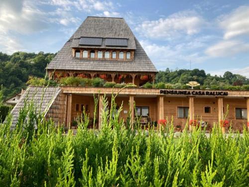 Moisei House | Family-Friendly Retreat at Casa Ralucăi with Hot Tub