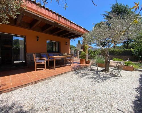 Mont-Ras House | Family-Friendly Retreat at Casa RAS for Your Next Getaway