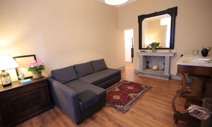 Lucca Historical Center Apartment | Casa Reali: Experience Lucca's Beauty with Ocean Views