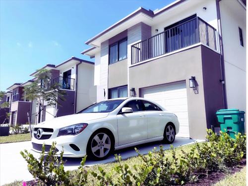Florida City House | Relax at Casa Moderna: Oceanfront Retreat for 14 Guests
