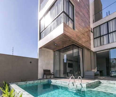 Nova Esperanca House | Relax at Casa Requinte: Poolside Retreat for Families