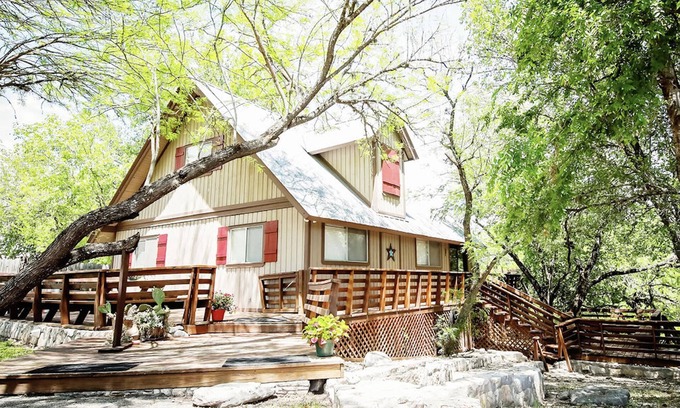 Concan House | Pet-Friendly Casa Rio River House with Breakfast in Concan