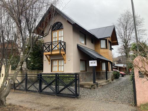 Lanin National Park House | Casa Roble - AndarLibre: Family-Friendly Retreat Awaits