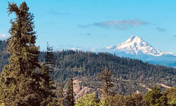 White Salmon House | Discover Casa Roja - Mt Hood View Townhome in White Salmon