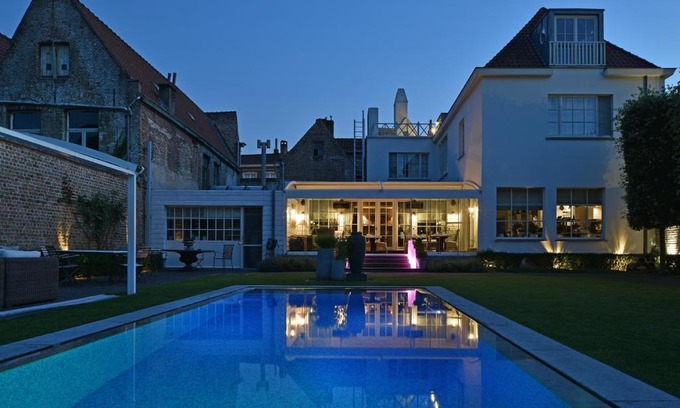 Historical Center Bruges Bed & Breakfast | Elegant Casa Romantico: 4-Star Escape with Pool & Hot Tub