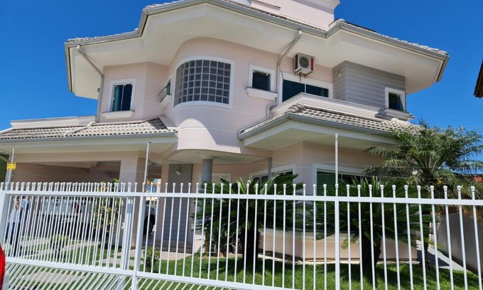 Ingleses Sul House | Elegant Casa Rosa: Oceanfront Retreat with 9.9 Guest Rating