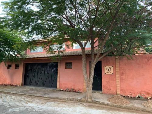 Paraisopolis House | Pet-Friendly Casa Rosa Loft with Family Amenities