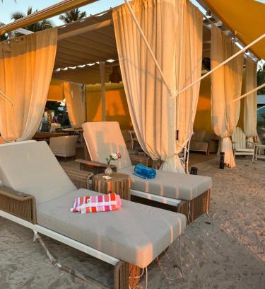 Mano Juan Hotel | Relaxing Casa Rosada Beachfront Retreat with Ocean Views
