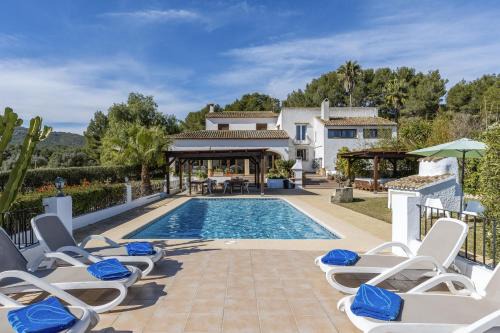Tarraula Villa | Explore Casa Rosalia: Pet-Friendly 4-Star Retreat