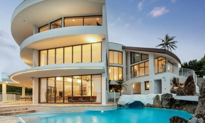 Hamilton Island Villa | Experience Casa Rotunda: Oceanfront Relaxation Awaits