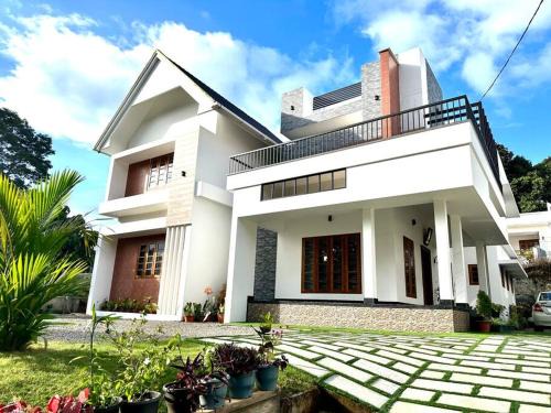 Kattappana Villa | Discover Casa Royal HomeStay: 4-Star Family-Friendly Retreat
