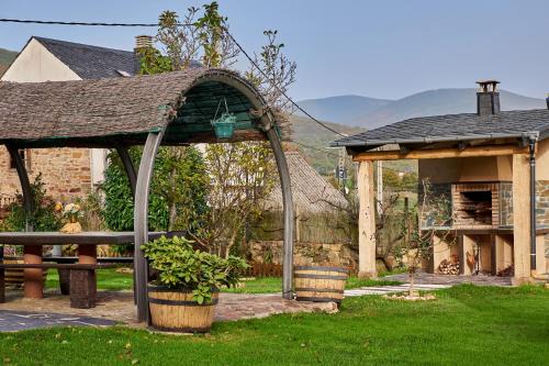 Noceda House | Pet-Friendly Retreat at Casa Rural Abuelo Jose Awaits You