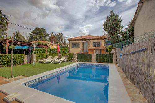 Santa Maria de la Alameda House | Discover Casa Rural Higueras - Pet-Friendly Getaway