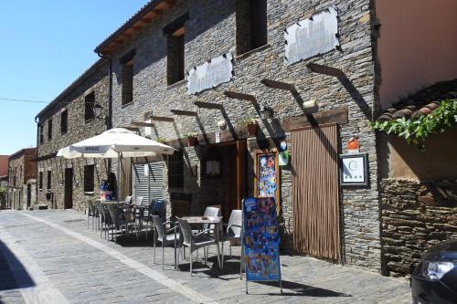 Villarreal de San Carlos House | Family-Friendly Casa Rural Monfragüe with Great Amenities
