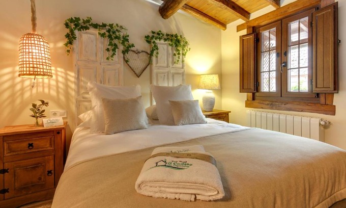 Valverde del Fresno House | Discover Casa Rural A Cashiña da Lagarteira: 9.8/10 Stay