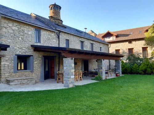 Borrastre Ski Chalet | Highly Rated Family Getaway at Casa Rural Aracanciás