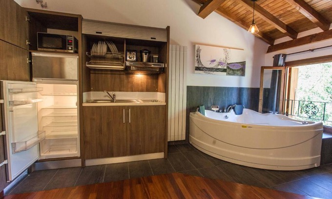 Onati House | Inviting Casa Rural Arregi: Rated 9.3 with Hot Tub & Restaurant