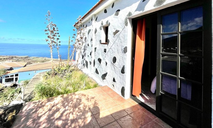 Los Llanillos Cottage | Inviting Casa Rural with BBQ, Wifi & Ocean Views