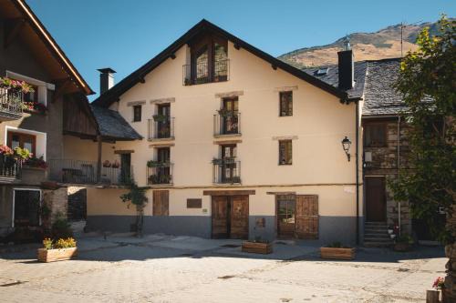 Isil House | Family-Friendly Getaway at Casa Rural Casa Bernat