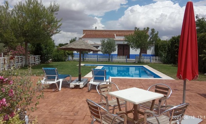 Bolanos de Calatrava House | Relaxing Retreat at Casa de Pacas with Hot Tub & Paddle Court