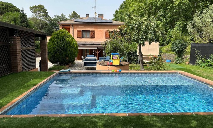 Sant Celoni Ski Chalet | Relaxing Rural Retreat with Private Pool for 14 Guests