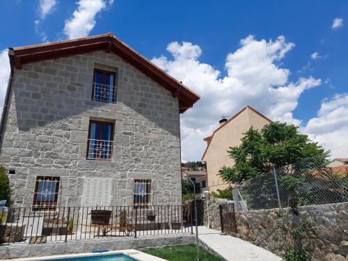 Becerril de la Sierra House | Pet-Friendly Casa Rural del Tío Maino with Ocean Views