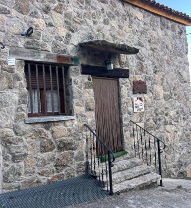 Navalosa House | Relax at Casa rural Domínguez with Hot Tub & Family Amenities