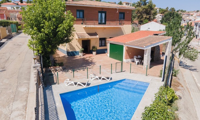 Valdelaguna House | El Aligustre: Idyllic Rural Retreat with Pool and Game Room