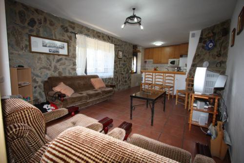 Solana de Avila House | Budget-Friendly Casa Rural el Huerto with Breakfast Included