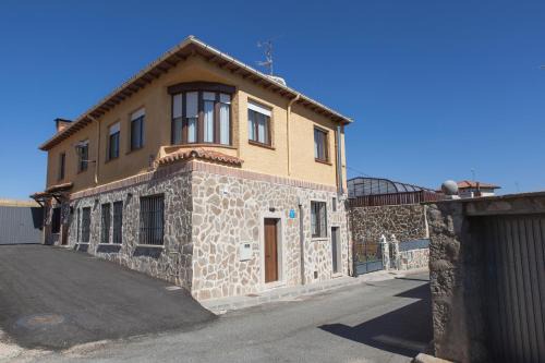 Tornadizos de Avila Apartment | Charming Casa Rural El Mendrugo with Hot Tub & Family Fun