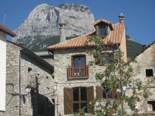 Laspuna House | Inviting Casa Rural "El Retiro" - Family-Friendly Escape