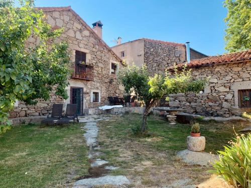 Navarredonda de Gredos House | Discover Casa Rural La Casa de Piedra: Pet-Friendly Retreat