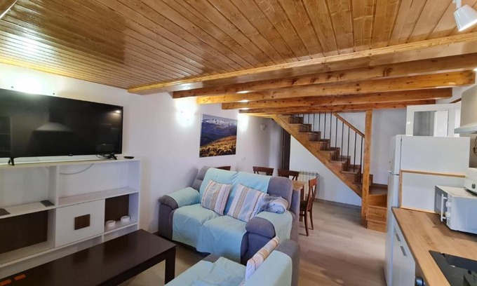 Navarredonda de Gredos House | Idyllic Casa Rural Los 7 Pinos de Gredos with Pool & Views