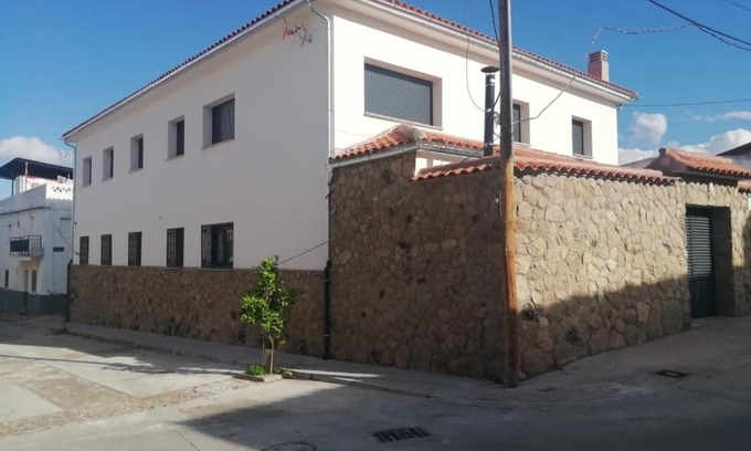 Peraleda de San Roman House | Welcoming Casa Rural Feymar: 4-Star Retreat with Pool & Hot Tub