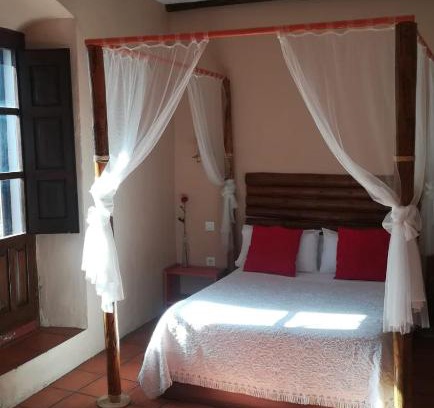 Malpartida de Caceres House | Discover Casa Rural "La Posada de María" with Delightful Amenities