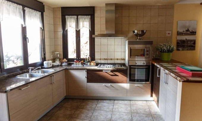 Villafranca Cottage | Family-Friendly Retreat: Casa Rural La Pinta & Spa