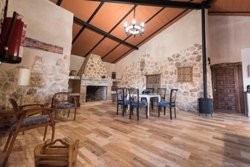 Daimiel House | Delightful Casa Rural Las Caleras with Oceanfront Pool