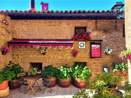 Ujue House | Explore Casa Rural Las Migas - 4-Star Family Retreat