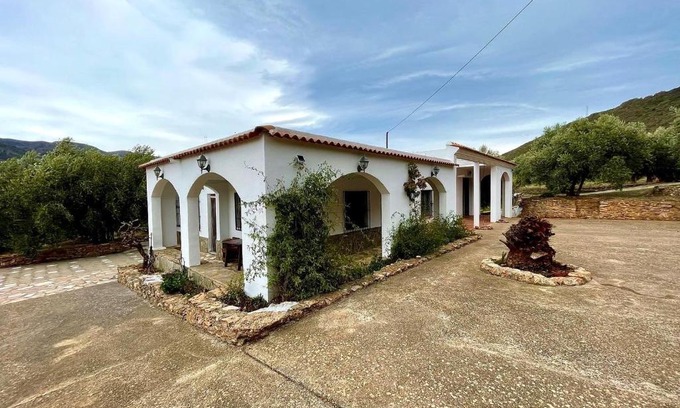 Fondon Ski Chalet | Pet-Friendly Escape at Casa Rural Los Caleros - Rated 9.2/10