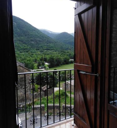 Broto Apartment | Pet-Friendly Retreat at Casa Rural O´LIENO - 9.3/10 Rated!