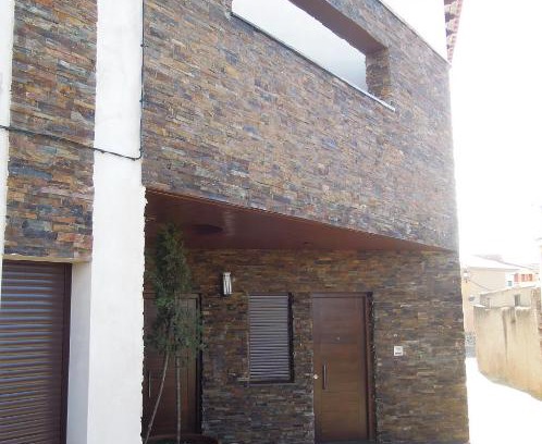 Pescueza House | Pet-Friendly Casa Rural Pavía with Family Amenities