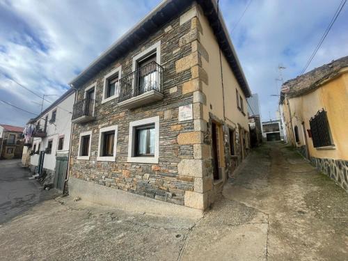 Saucelle House | Exceptional Stays at Casa Rural Peñas II - Child Friendly Retreat