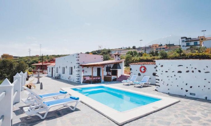 La Mancha House | Relax at Casa Rural Quinta Sevi - Pet Friendly Oasis