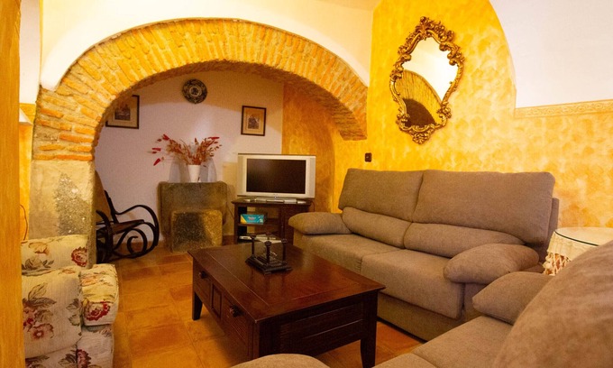 Botija Cottage | Idyllic Villa Vieja del Tamuja: Perfect for 6 Guests