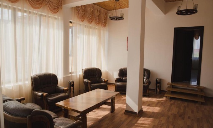 Focsani House | Cozy Casa Rustica: Family-Friendly Stay with Breakfast