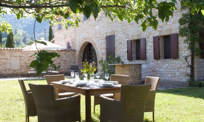 Arcevia Apartment | Elegant Casa San Martino: Poolside Retreat with Garden