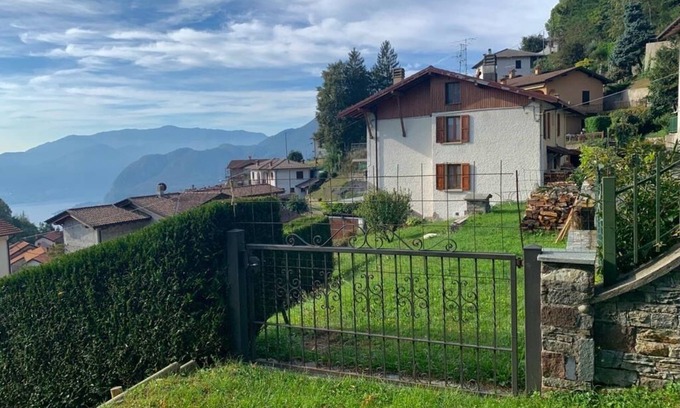 Plesio Apartment | Casa Savina: Breathtaking Lake Views & Private Garden