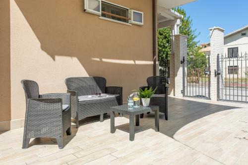 Roseto degli Abruzzi Apartment | Serene Casa with Garden, Wi-Fi & Family-Friendly Vibes