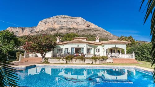 Montgo de Toscamar Villa | Experience Relaxation at Casa Semesa with Pool & Family Amenities